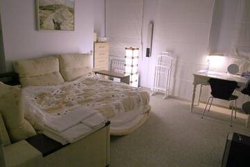 Фотографии Одноместный номер с балконом Проживание в семье CENTER, MAIDAN 1 Separate Guest Room for 1 PERSON ONLY in a Big Apartment Shared with the Lessor г. Киев (Украина) №59 Фото номера Одноместный номер с балконом Проживание в семье CENTER, MAIDAN 1 Separate Guest Room for 1 PERSON ONLY in a Big Apartment Shared with the Lessor г. Киев 59