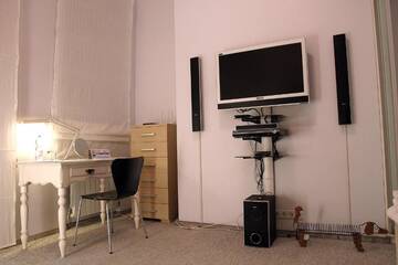 Фотографии Одноместный номер с балконом Проживание в семье CENTER, MAIDAN 1 Separate Guest Room for 1 PERSON ONLY in a Big Apartment Shared with the Lessor г. Киев (Украина) №90 Фото номера Одноместный номер с балконом Проживание в семье CENTER, MAIDAN 1 Separate Guest Room for 1 PERSON ONLY in a Big Apartment Shared with the Lessor г. Киев 90