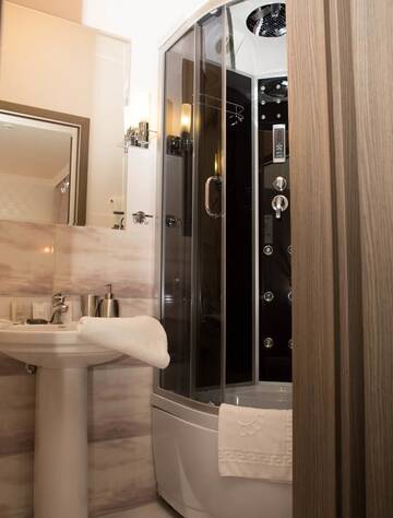 Фото номера Улучшенный двухместный номер с 1 кроватью Отель Hotel Elegant г. Киев 6