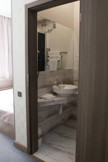 Фото номера Улучшенный двухместный номер с 1 кроватью Отель Hotel Elegant г. Киев 17