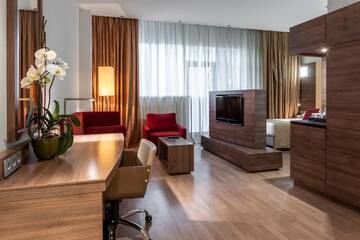 Фото номера Улучшенный двухместный номер с 2 отдельными кроватями Отель Ramada Encore Kyiv г. Киев 2