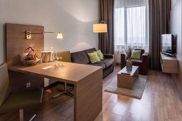 Фото номера Апартаменты с 2 спальнями Отель Ramada Encore Kyiv г. Киев 4