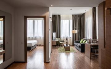 Фото номера Апартаменты с 1 спальней Отель Ramada Encore Kyiv г. Киев 2