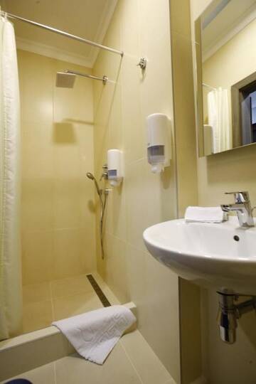 Фото номера Стандартный номер с кроватью размера &quot;queen-size&quot; Отель West Park Hotel г. Киев 10