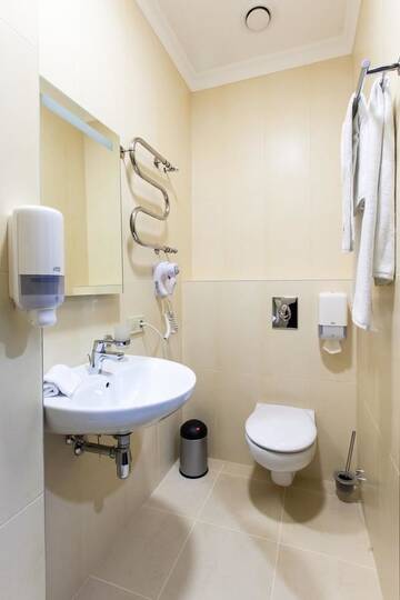 Фото номера Стандартный номер с кроватью размера &quot;queen-size&quot; Отель West Park Hotel г. Киев 4