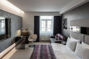 Фото номера Стандартный номер со стороны внутреннего двора Отель 11 Mirrors Design Hotel г. Киев 3