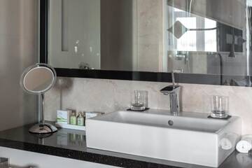 Фото номера Стандартный номер со стороны внутреннего двора Отель 11 Mirrors Design Hotel г. Киев 2