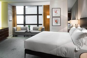 Фото номера Номер Делюкс с кроватью размера &quot;king-size&quot; Отель Hilton Kyiv г. Киев 4