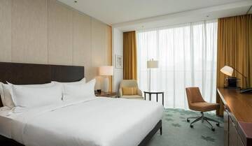 Фото номера Номер с кроватью размера «king-size» Отель Hilton Kyiv г. Киев 5
