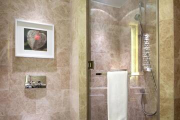 Фото номера Номер с кроватью размера «king-size» Отель Hilton Kyiv г. Киев 9