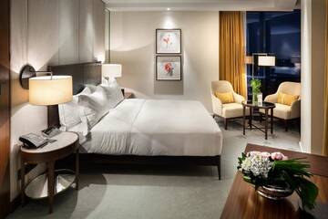 Фото номера Номер Делюкс с кроватью размера &quot;king-size&quot; Отель Hilton Kyiv г. Киев 2