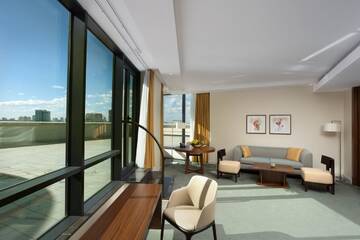 Фото номера Люкс с кроватью размера «king-size», террасой и садом Отель Hilton Kyiv г. Киев 2