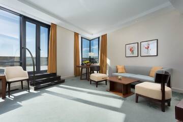 Фото номера Люкс с кроватью размера «king-size», террасой и садом Отель Hilton Kyiv г. Киев 4
