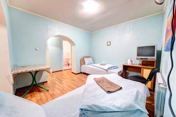 Фото номера Четырехместный номер с душем Отель Hotel Zvezda г. Киев 4