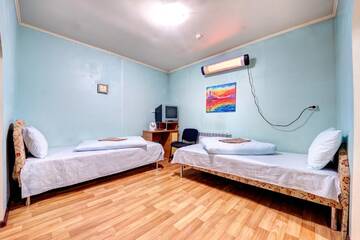 Фото номера Четырехместный номер с душем Отель Hotel Zvezda г. Киев 6
