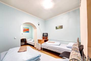 Фото номера Стандартный трехместный номер Отель Hotel Zvezda г. Киев 4