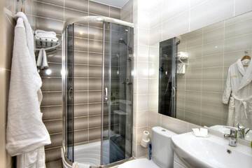 Фото номера Номер-студио с балконом Отель Golden Gate Inn г. Киев 7