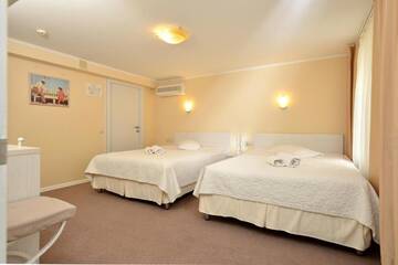 Фото номера Улучшенный двухместный номер с 2 отдельными кроватями Отель light hotel &amp; hub г. Киев 9