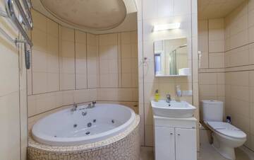 Фото номера Люкс с кроватью размера &quot;king-size&quot; и джакузи Отель light hotel &amp; hub г. Киев 4