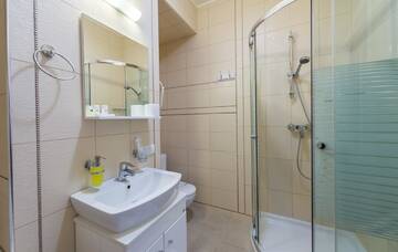 Фото номера Люкс с кроватью размера &quot;king-size&quot; и джакузи Отель light hotel &amp; hub г. Киев 3
