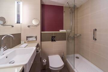 Фото номера Стандартный номер с кроватью размера &quot;king-size&quot; Отель Holiday Inn - Kyiv г. Киев 11