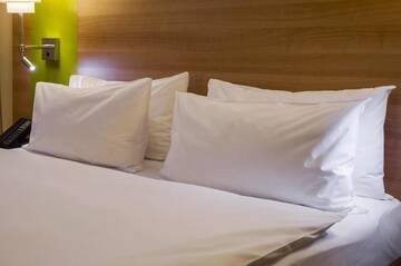 Фото номера Стандартный номер с кроватью размера &quot;king-size&quot; Отель Holiday Inn - Kyiv г. Киев 13