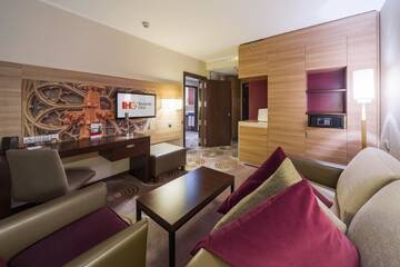 Фото номера Люкс с видом на город Отель Holiday Inn - Kyiv г. Киев 4