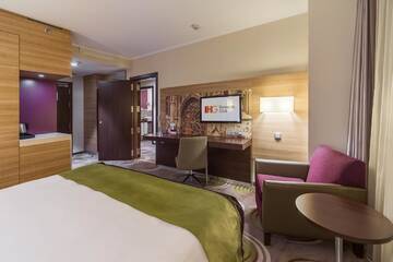 Фото номера Люкс с видом на город Отель Holiday Inn - Kyiv г. Киев 5