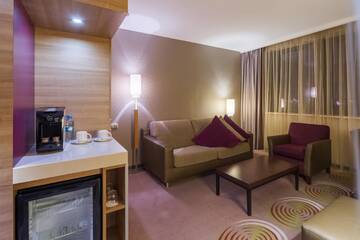 Фото номера Люкс с видом на город Отель Holiday Inn - Kyiv г. Киев 3