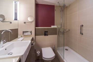 Фото номера Стандартный номер с кроватью размера &quot;king-size&quot; Отель Holiday Inn - Kyiv г. Киев 6