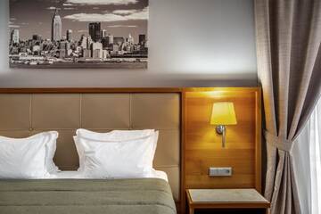 Фото номера Улучшенный двухместный номер с 1 кроватью Отель CITYHOTEL г. Киев 4