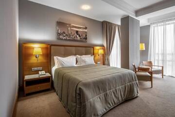 Фото номера Улучшенный двухместный номер с 1 кроватью Отель CITYHOTEL г. Киев 6
