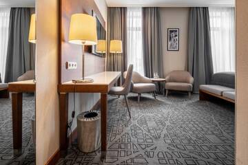 Фото номера Улучшенный двухместный номер с 1 кроватью Отель CITYHOTEL г. Киев 7