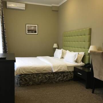 Фото номера Стандартный номер с кроватью размера &quot;queen-size&quot; Отель Bontiak Hotel г. Киев 6