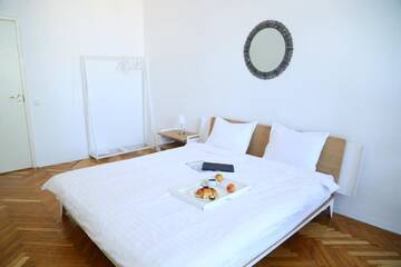 Фото номера Апартаменты с балконом - Михайловская улица 22А Апартаменты Be My Guest - Apartments for trips г. Киев 2