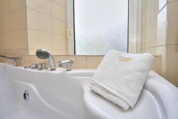 Фото номера Апартаменты-студио с гидромассажной ванной Отель Sunday Apart Hotel г. Киев 5