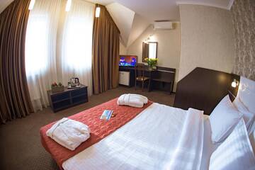 Фото номера Стандартный трехместный номер Отель Kiev 365 Park Hotel г. Киев 2