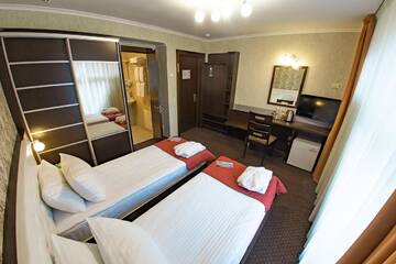 Фото номера Двухместный номер с 2 отдельными кроватями Отель Kiev 365 Park Hotel г. Киев 5