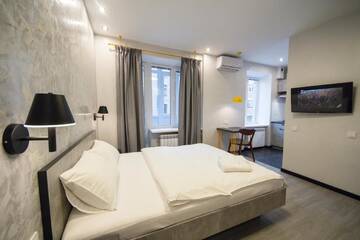 Фото номера Апартаменты-студио с балконом - Бассейная, 10 Апартаменты Arena Apartments Baseina Area г. Киев 2