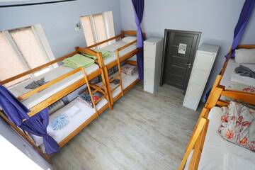 Фото номера Спальное место на двухъярусной кровати в общем 8-местном номере для мужчин и женщин Хостелы Light Life Hostel г. Киев 5