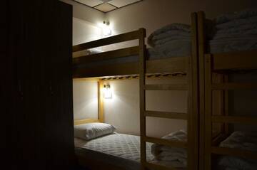 Фото номера Кровать в общем 8-местном номере для мужчин Хостелы Hostel VShokoladi г. Киев 3