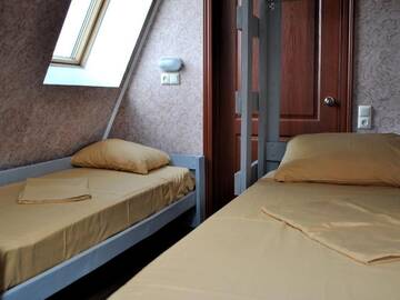 Фото номера Трехместный номер, вид на сад Хостелы Hostel Darnitsa1 г. Киев 4