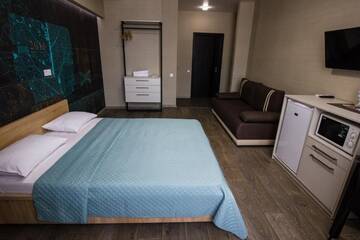 Фото номера Улучшенный номер с диваном Апартаменты Solo Apartment Ahmatovoy г. Киев 19