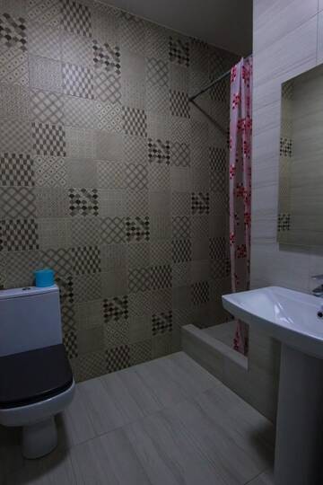 Фото номера Улучшенный номер с диваном Апартаменты Solo Apartment Ahmatovoy г. Киев 3