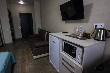 Фото номера Улучшенный номер с диваном Апартаменты Solo Apartment Ahmatovoy г. Киев 8