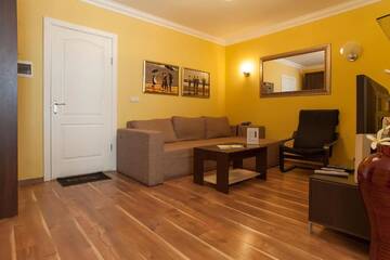 Фото номера Комфортабельные апартаменты с 1 спальней и кухней Апарт-отели Partner Guest House г. Киев 3