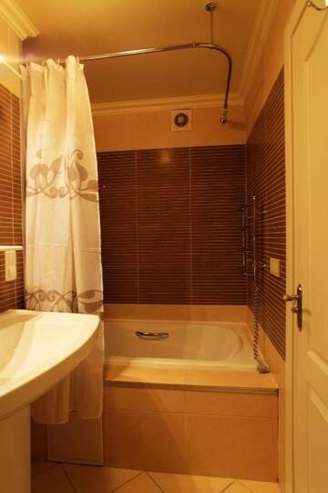 Фото номера Комфортабельные апартаменты с 1 спальней и кухней Апарт-отели Partner Guest House г. Киев 10