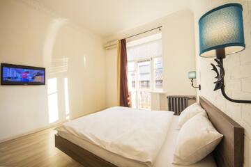 Фото номера Апартаменты Делюкс с балконом и окном - Крещатик, 29 Апартаменты Central Dayflat Apartments г. Киев 2