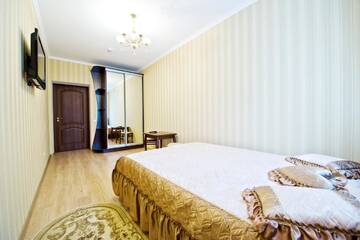 Фото номера Двухместный номер эконом-класса с 1 кроватью и 1 ванной комнатой на 2 номера Отель Европейский г. Киев 4
