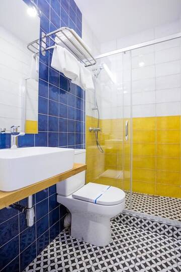 Фото номера Номер Делюкс с кроватью размера «queen-size» Апартаменты Partner Guest House Baseina г. Киев 5